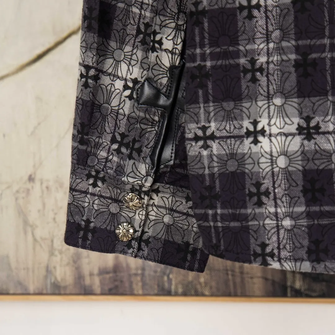 P280 version [Exclusive supply] Chrome Hearts classic cashew flower cross all-over printed jacquard long-sleeved top couple casual shirt 1️⃣Customized original jacquard fabric, high-quality pure cotton jacquard plaid fabric, soft and comfortable to the touch, a very high-quality fabric! 2️⃣The details of the workmanship are perfectly controlled. The lining is made of vest hemming, and the cuffs are made of double cross leather labels. It is different from the ordinary version. The collar is also designed with interlining, which shows high-end fashion and personality. The style is fashionable, simple and elegant, and it is a very versatile jacket! 4⃣️Complete accessories, all customized with original versions! Same style for men and women Color: cashew black Size: S M L XL Number: SG10484